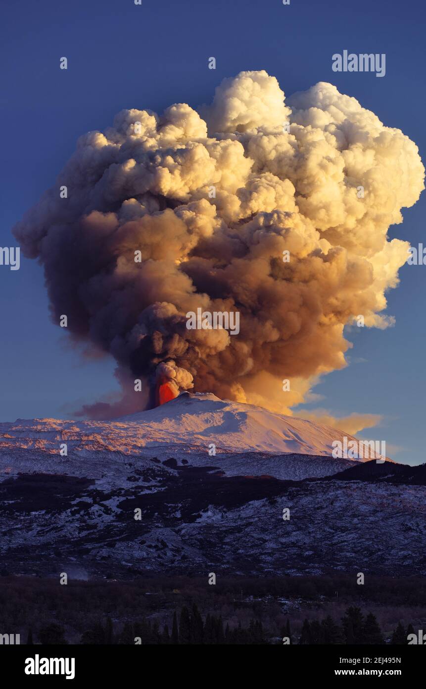 Éruption du volcan Etna de la Sicile point de repère de la nature, du cratère du sommet une colonne de fumée et d'explosion de lave rouge - 16 février 2021 Banque D'Images