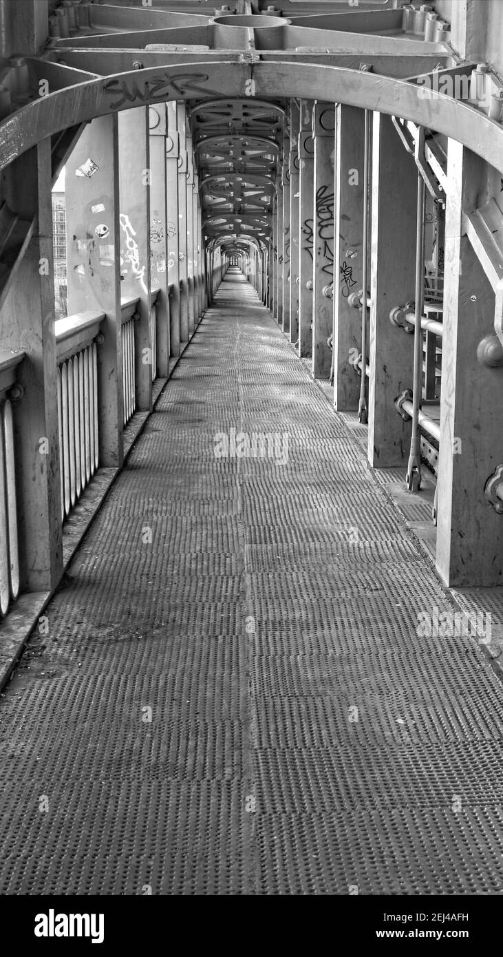 Image en noir et blanc de la longue voie traversant le pont de haut niveau de Newcastle à Gateshead. Banque D'Images