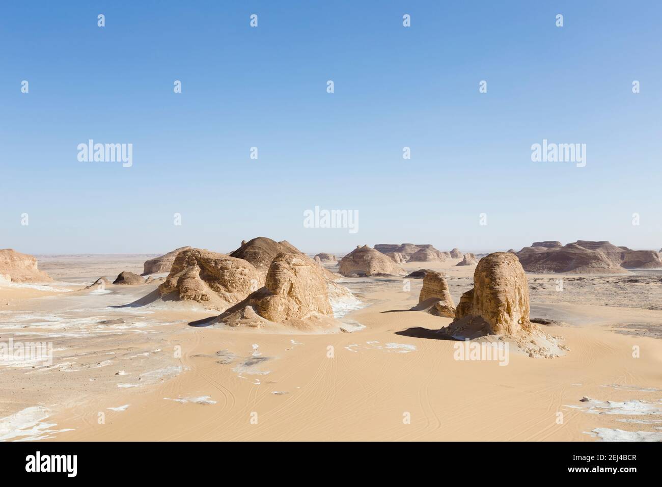 Vue sur le désert d'Aqabat, une partie du désert de la Libye occidentale, Égypte Banque D'Images