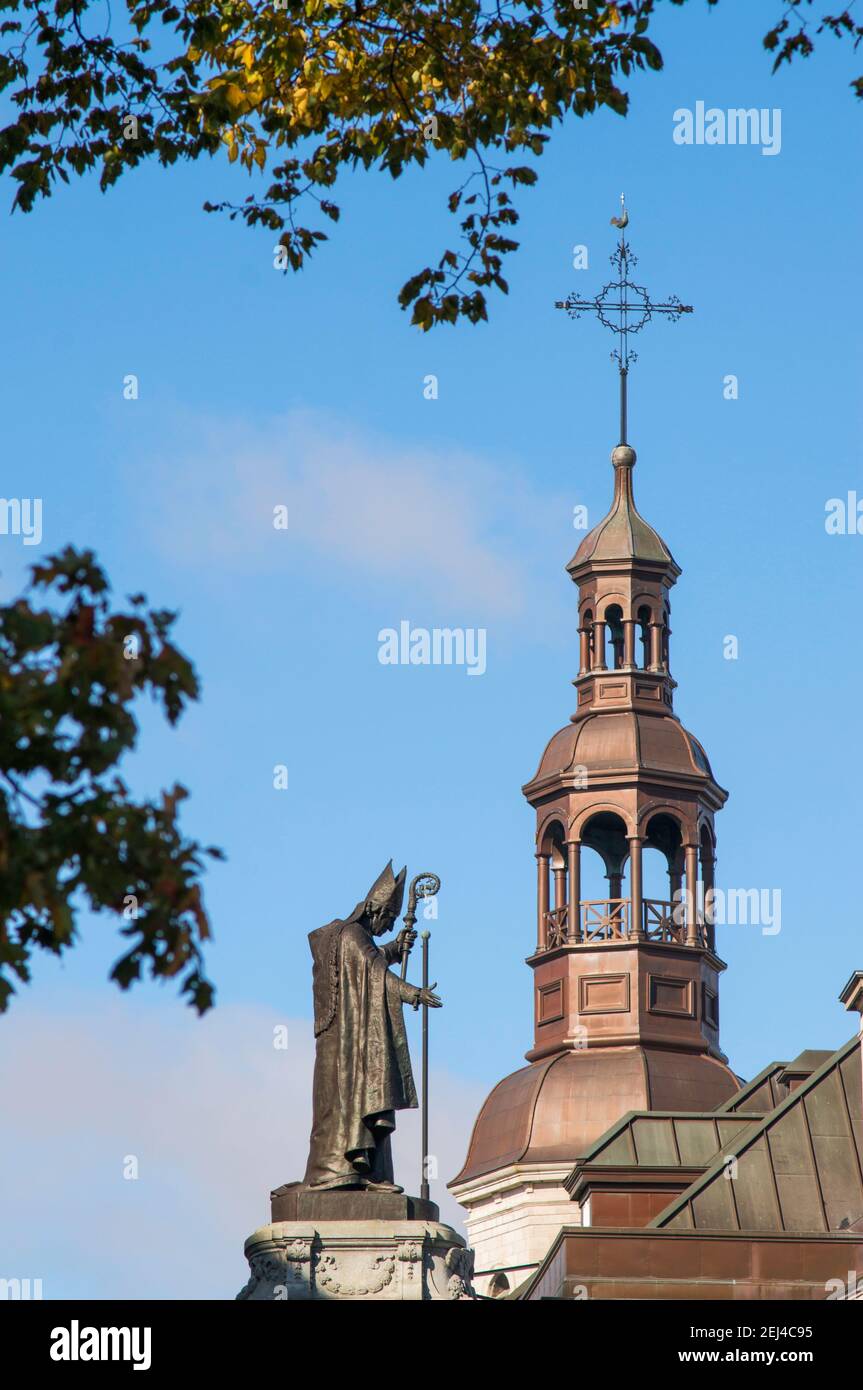 Statue de François de Laval à Québec et cathédrale-basilique notre-Dame de Québec à Québec, Canada Banque D'Images