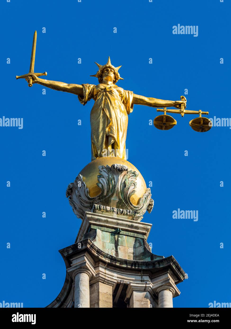 Statue de Lady Justice sur le Old Bailey Central Criminal court de Londres. Créé par le sculpteur F. W. Pomeroy 1905–1906. Juge Statue Old Bailey Londres. Banque D'Images