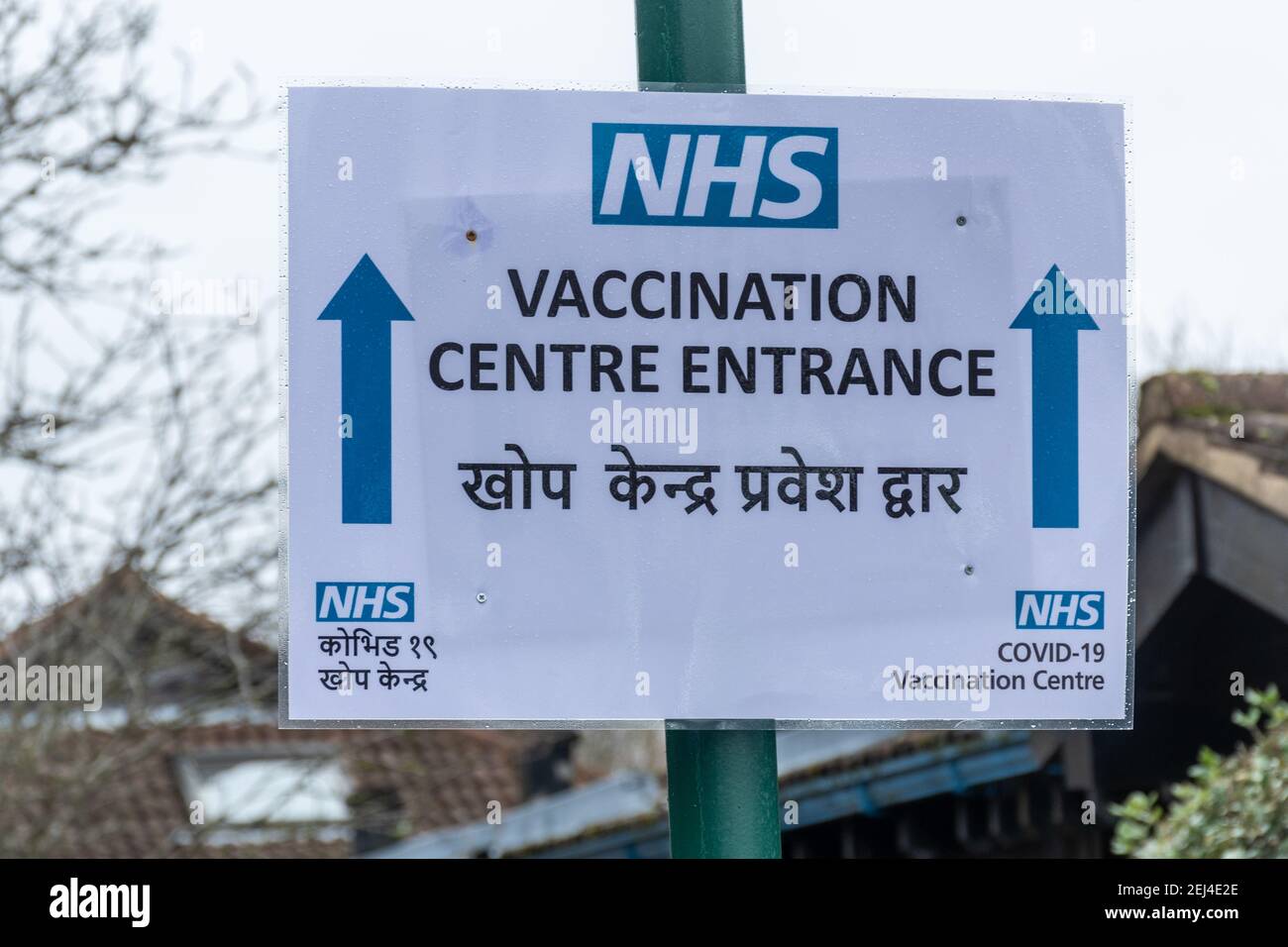 Farnborough, Hampshire, Angleterre, Royaume-Uni. 21 février 2021. Le programme de vaccination contre le coronavirus covid-19 au Royaume-Uni progresse bien en général, mais il y a eu une diminution de l'utilisation du vaccin chez les personnes atteintes de BAME, y compris la communauté sud-asiatique. La photo est un panneau bilingue pour un centre de vaccination en anglais et en népalais dans une région du Hampshire avec une grande communauté népalaise. Banque D'Images