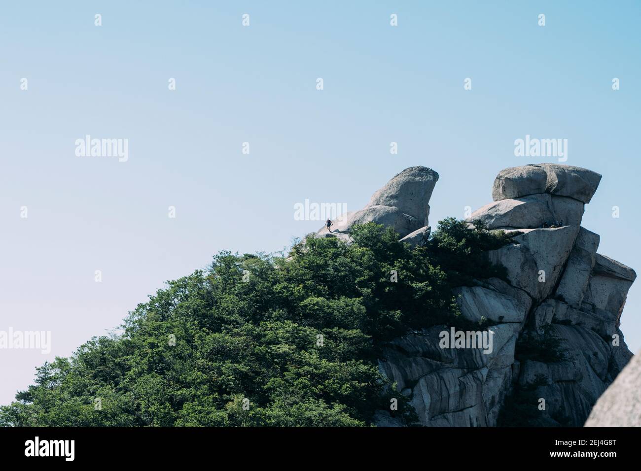 Randonneur descendant le sommet de la montagne dans le parc national de Bukhansan, Séoul, Corée du Sud. Banque D'Images