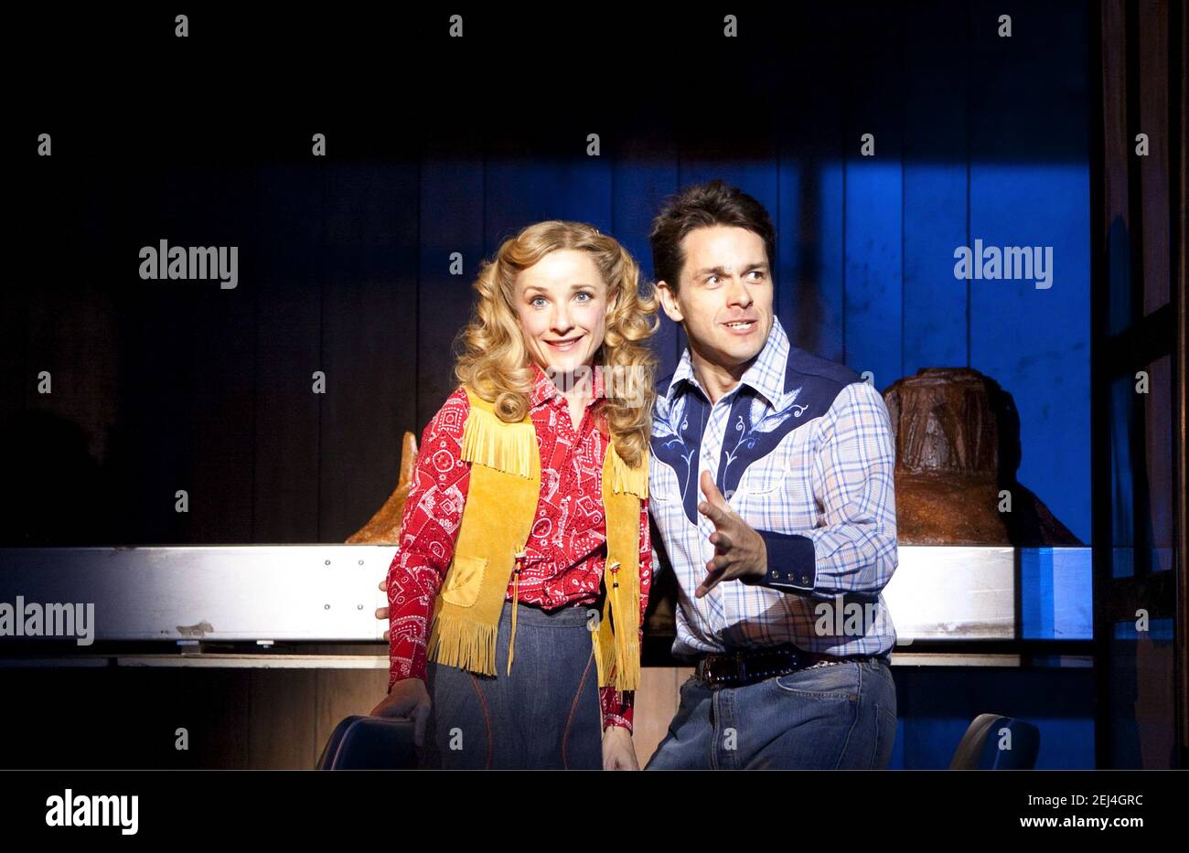 Jane Horrocks (Annie Oakley), Julian Ovenden (Frank Butler) à ANNIE OBTENEZ VOTRE ARME au Young Vic, Londres SE1 16/10/2009 musique et paroles: Irving Berlin livre: Herbert & Dorothy Fields Set design: Ultz costumes: Nicky Gilliband éclairage: Mimi Jordan Sherin réalisateur: Richard Jones Banque D'Images