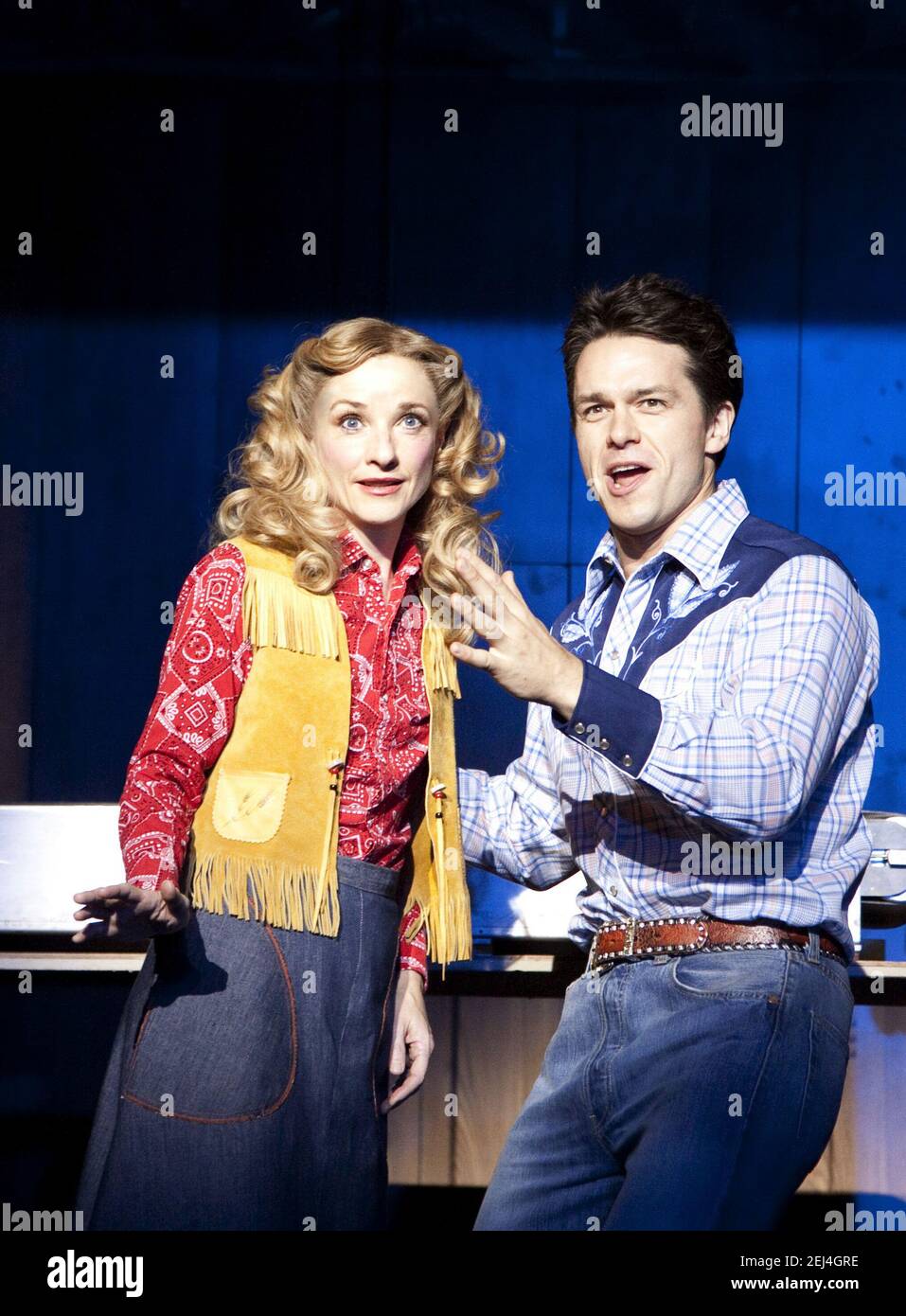 Jane Horrocks (Annie Oakley), Julian Ovenden (Frank Butler) à ANNIE OBTENEZ VOTRE ARME au Young Vic, Londres SE1 16/10/2009 musique et paroles: Irving Berlin livre: Herbert & Dorothy Fields Set design: Ultz costumes: Nicky Gilliband éclairage: Mimi Jordan Sherin réalisateur: Richard Jones Banque D'Images