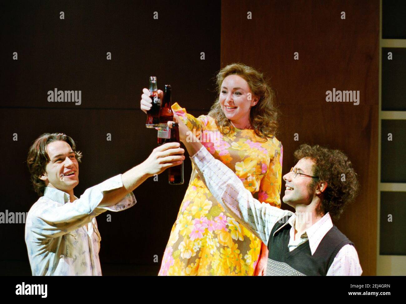 l-r: Julian Ovenden (plus jeune Franklin Shepard), Samantha Spiro (Mary Flynn), Daniel Evans (Charley Kringas) en MERLY NOUS ROULONS LE LONG de l'entrepôt de Donmar, Londres WC2 11/12/2000 musique et paroles: Stephen Sondheim livre: George Furth basé sur la pièce originale de Kaufman & Hart design: Christopher Oram éclairage: Tim Mitchell chorégraphie: Tim Mitchell Peter Darling directeur: Michael Grandage Banque D'Images