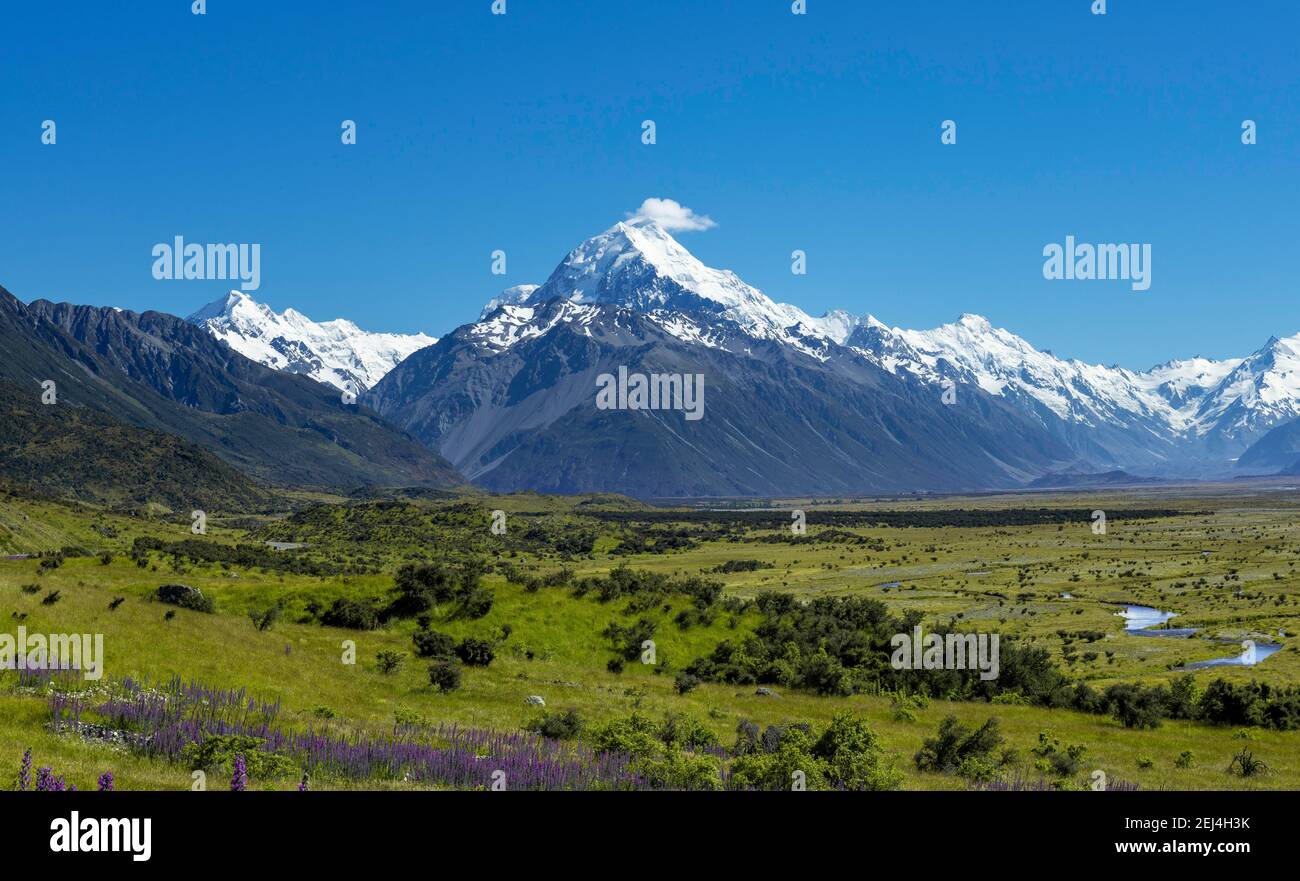 Vue sur le Mont Cook et les montagnes enneigées avec la rivière Tasman, le parc national de Mount Cook, les Alpes du Sud, Canterbury, l'île du Sud, la Nouvelle-Zélande Banque D'Images