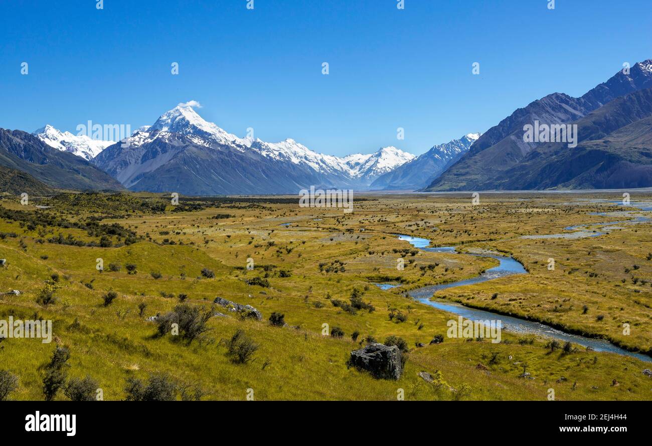 Vue sur le Mont Cook et les montagnes enneigées avec la rivière Tasman, le parc national de Mount Cook, les Alpes du Sud, Canterbury, l'île du Sud, la Nouvelle-Zélande Banque D'Images