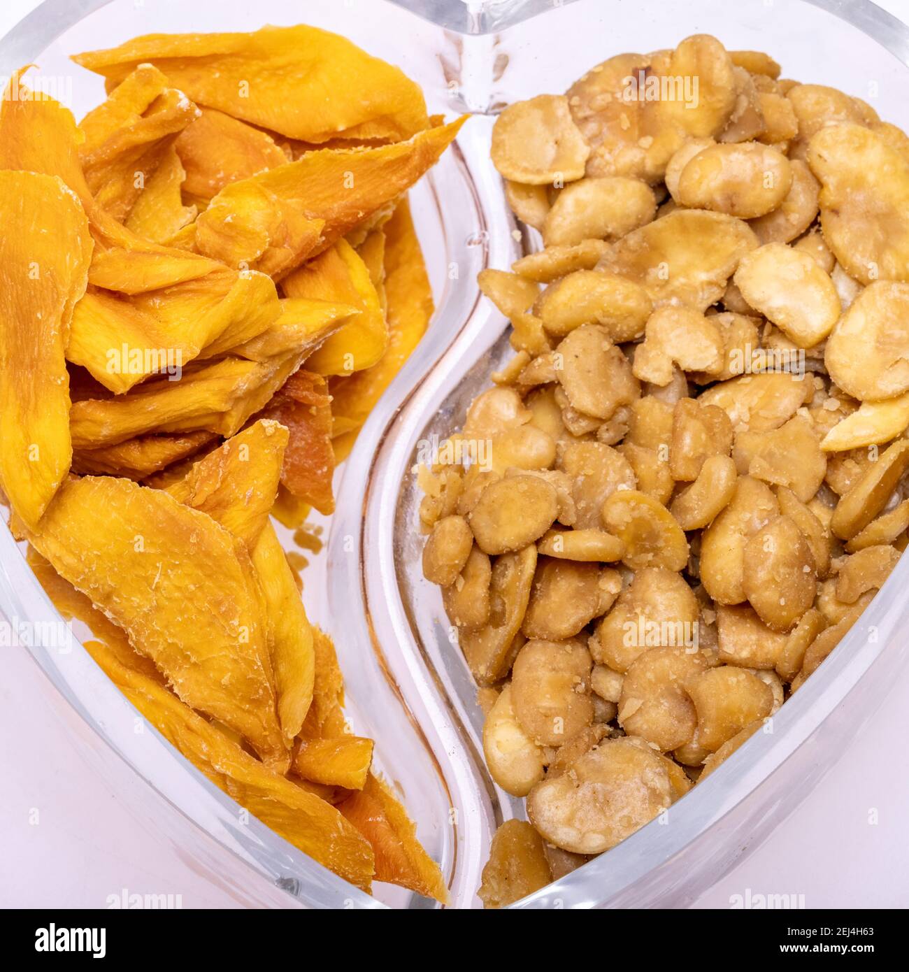 Fèves de fava grillées et salées et tranches de mangue séchées pour une  collation végétalienne et végétarienne saine. Riche en protéines,  vitamines, fibres alimentaires et nutri Photo Stock - Alamy