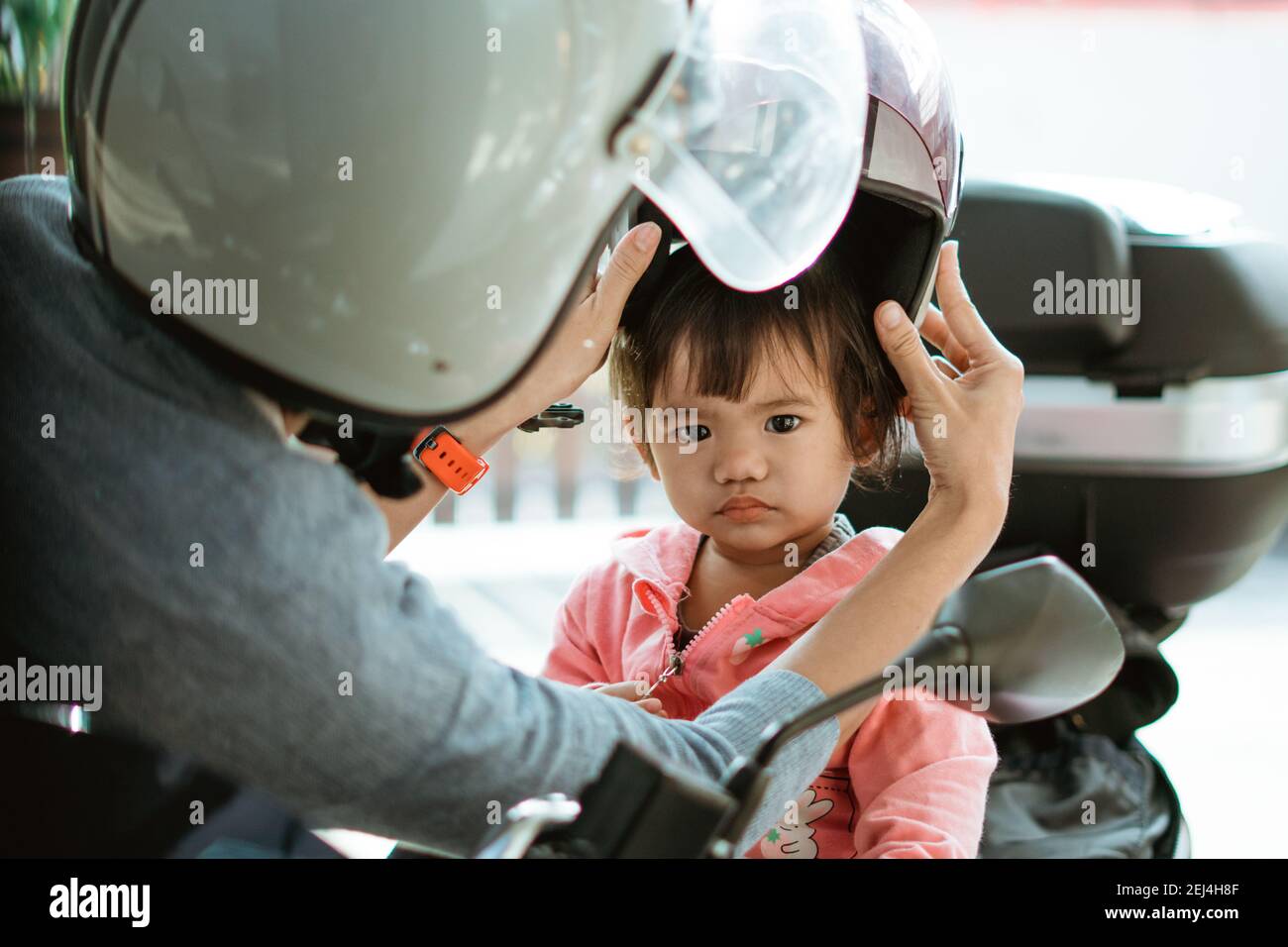 Enfant Avec Casque De Moto Regardant La Caméra
