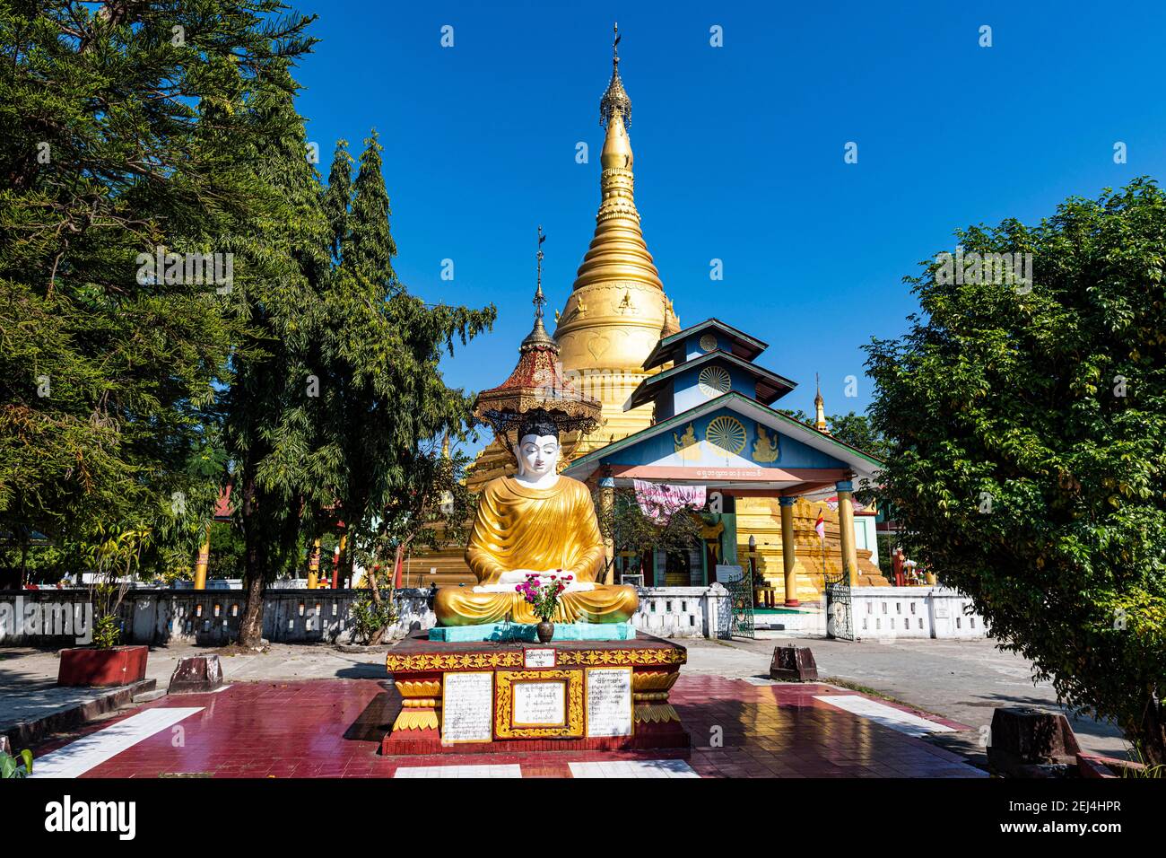 Bouddha avant la stupa d'or, Pagode Aung Zay Yan Aung, Myitkyina, état de Kachin, Myanmar Banque D'Images