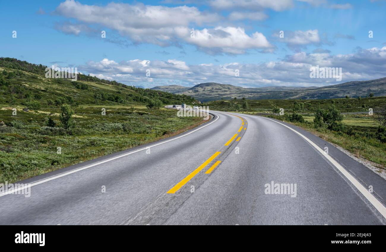 Route traversant la toundra, route de campagne, Parc national de Dovrefjell, Oppdal, Norvège Banque D'Images