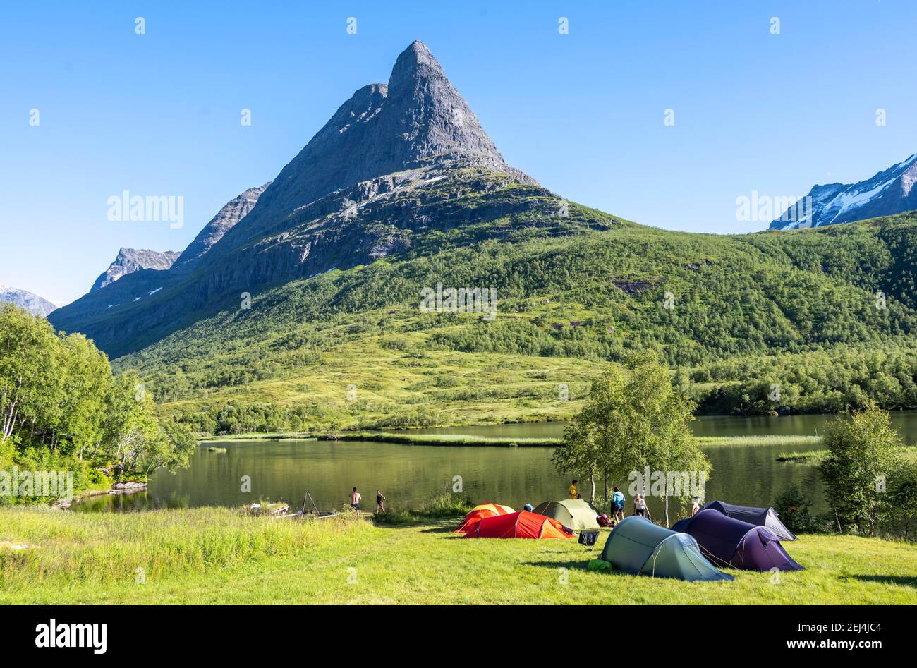 Tentes sur le site de camping au bord du lac Litlvatnet dans la haute vallée Innerdalen, montagne Innerdalstarnet, région de montagne Trollheimen, Sunndal, More og Banque D'Images