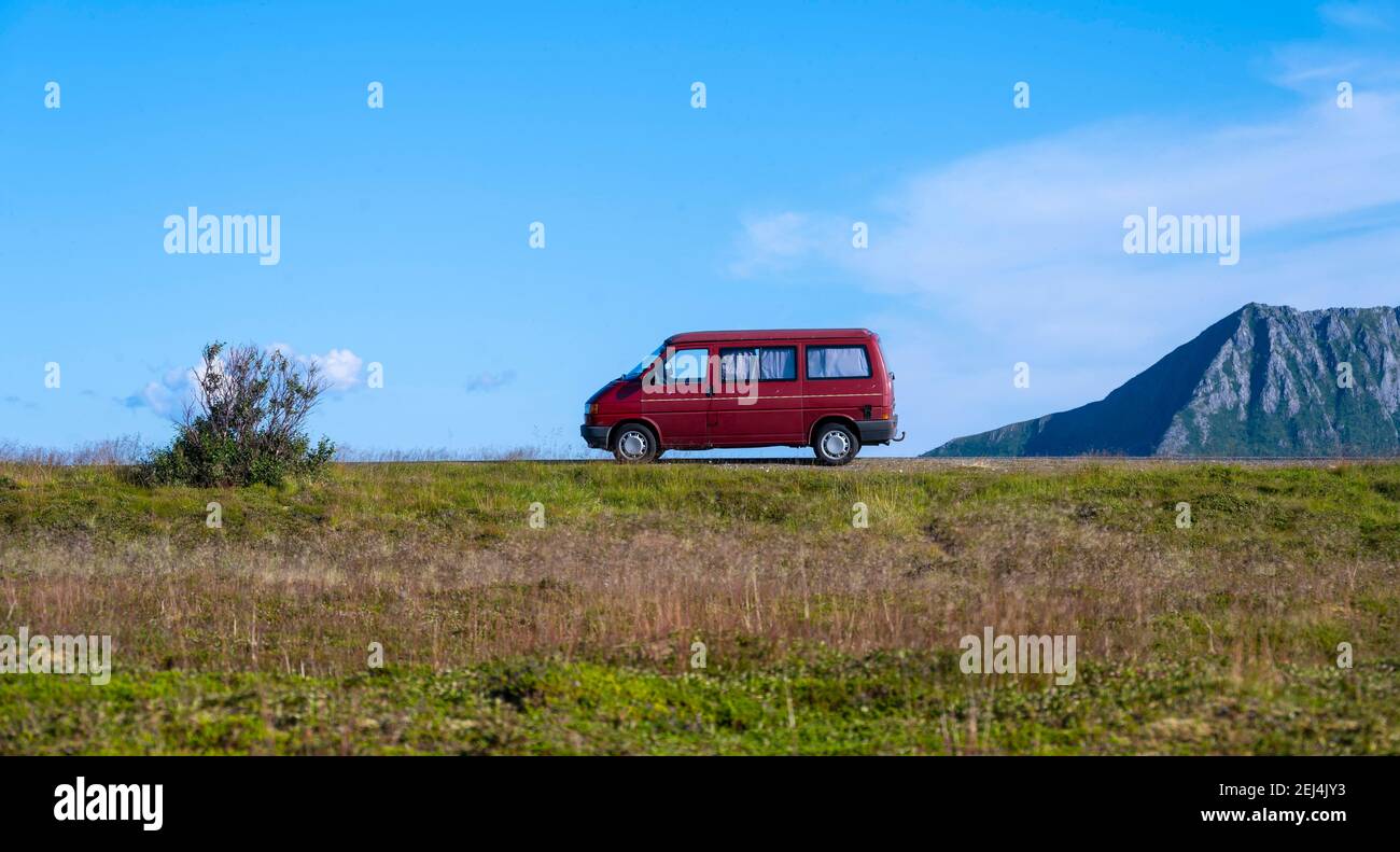 Red VW bus se trouve dans le paysage, Lofoten, Nordland, Norvège Banque D'Images
