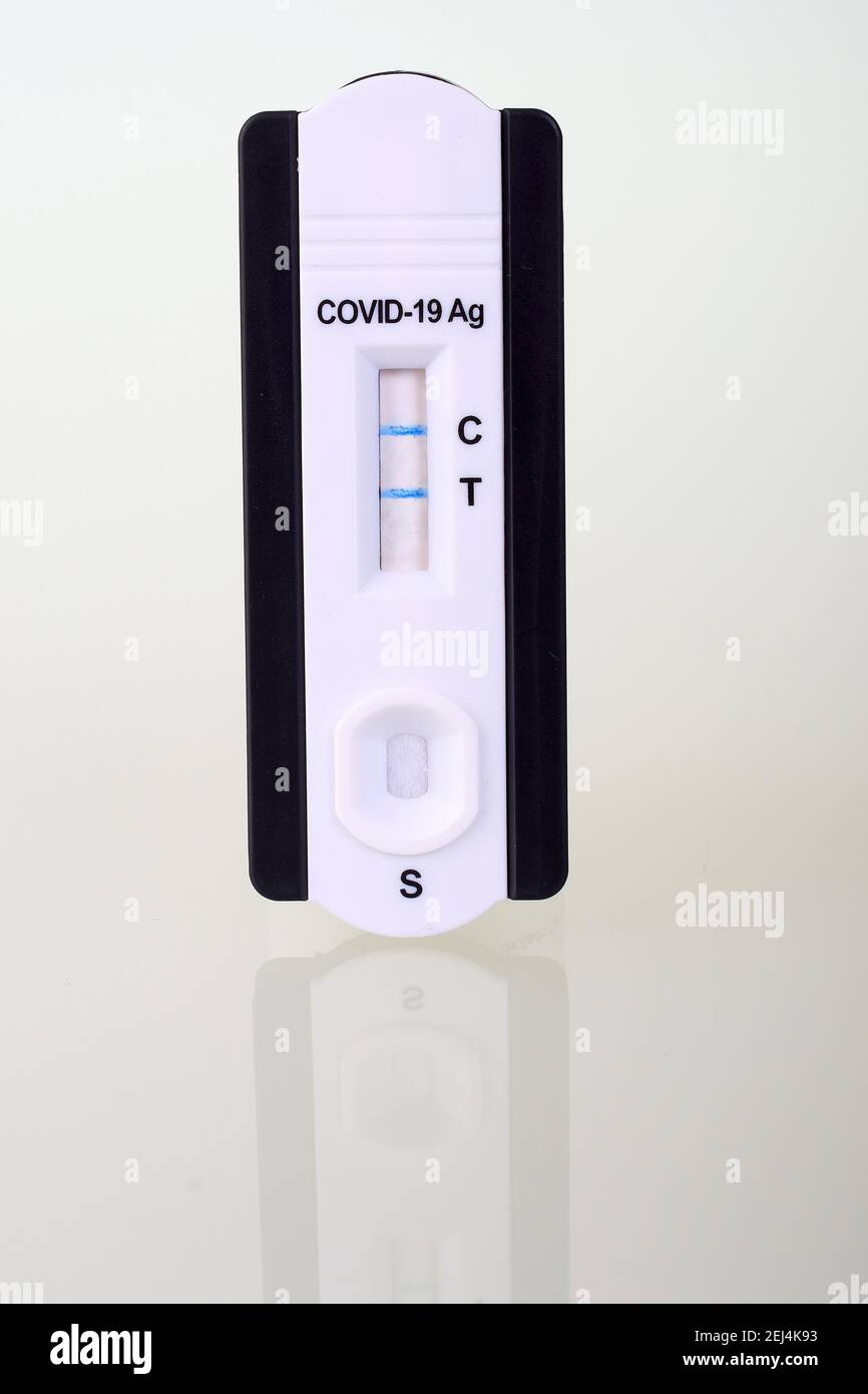 Covid 19 PCR Rapid Test, Corona, champ de contrôle et de test visible, test positif Banque D'Images