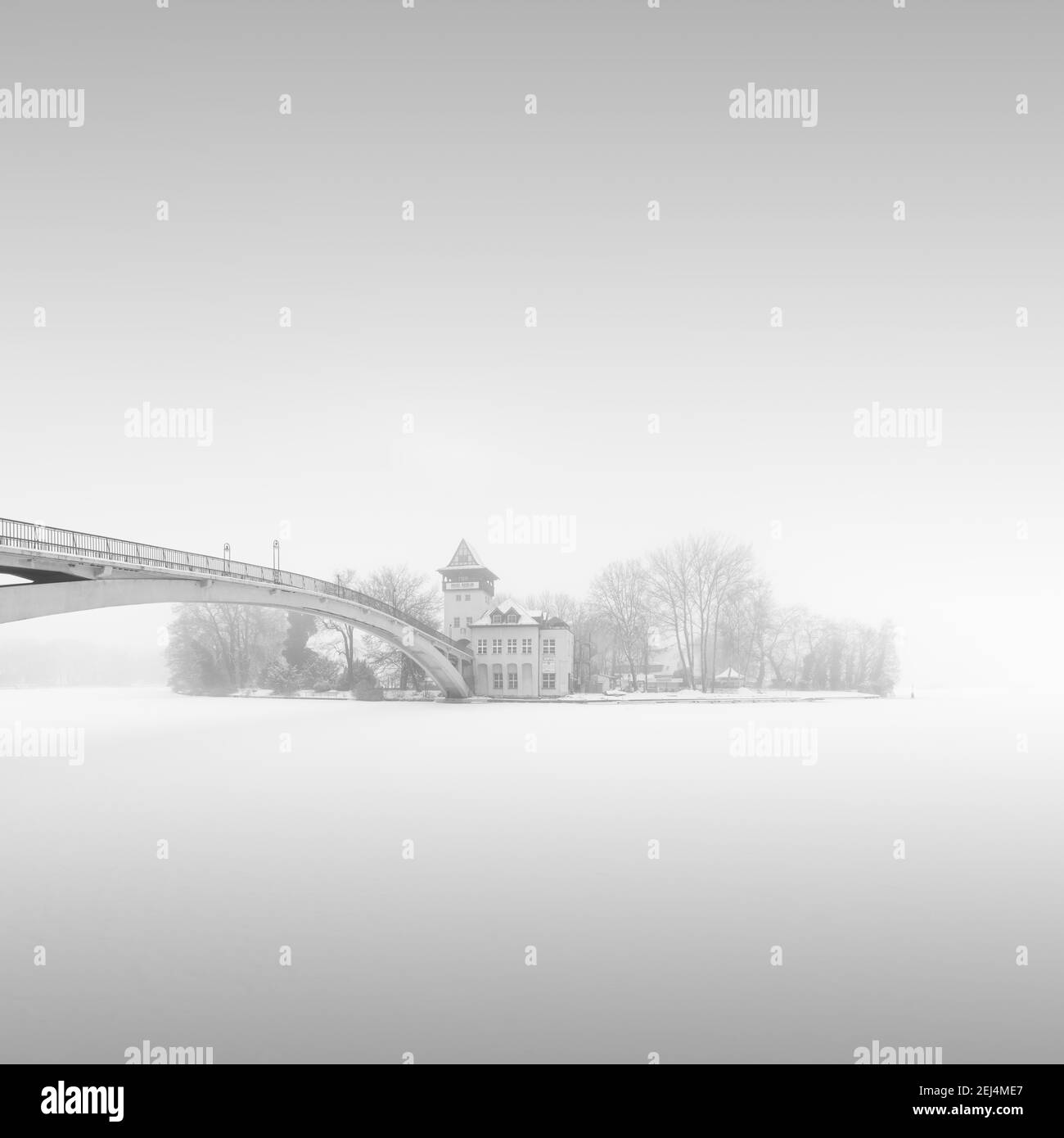Le pont de l'abbaye relie Berlin Treptow Koepenick au-dessus de la rivière Spree avec l'île de la Jeunesse, brouillard à Treptow-Koepenick, 2021, Allemagne Banque D'Images