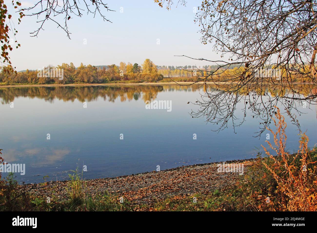 Le calme et la détente émanent de l'incroyable paysage d'automne de la surface de l'eau, où les arbres, le ciel et les nuages colorés se reflètent Banque D'Images