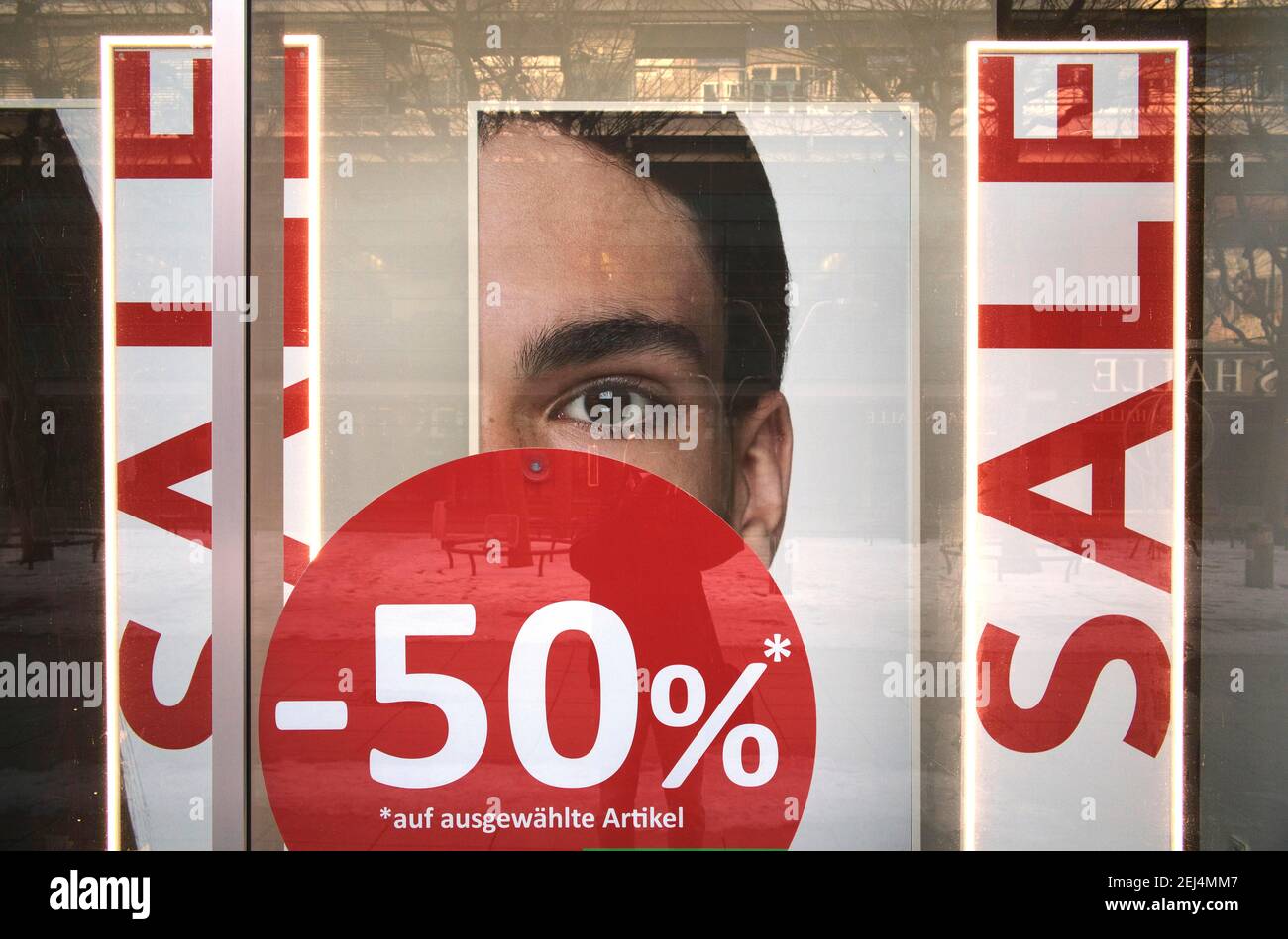 Bataille de rabais dans les vitrines de magasin, VENTE, réductions de prix, crise Corona, Stuttgart, Bade-Wurtemberg, Allemagne Banque D'Images