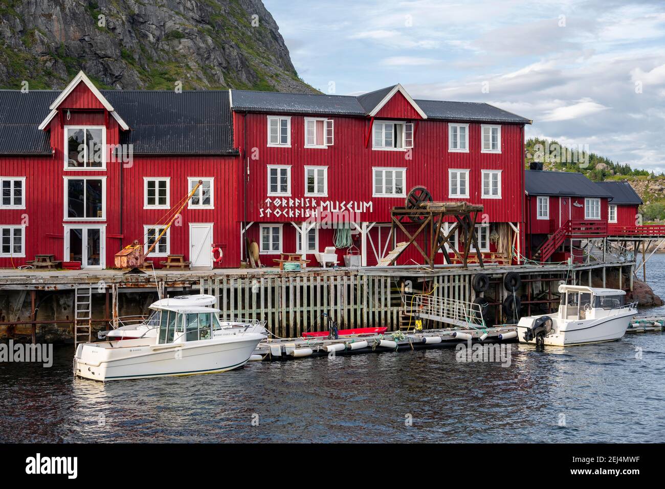 Maisons traditionnelles à pilotis rouges, cabanes de pêcheurs typiques, A i Lofoten, Lofoten, Nordland, Norvège Banque D'Images