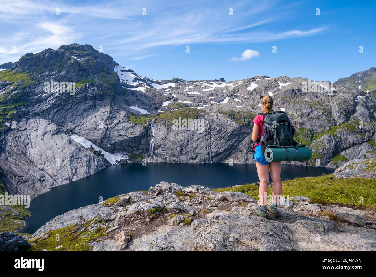 Randonnée en face du lac Fjerddalsvatnet, randonnée jusqu'à la cabane de Munkebu, montagnes, près de Sorvagen, Moskenesoya, Lofoten, Nordland Banque D'Images
