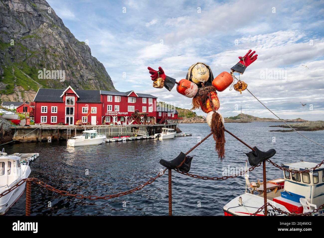 Figurine amusante, maisons traditionnelles de pilotis rouges, cabanes de pêcheurs typiques, A i Lofoten, Lofoten, Nordland, Norvège Banque D'Images