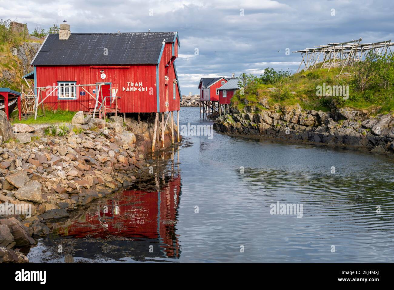 Maisons traditionnelles à pilotis rouges, cabanes de pêcheurs typiques, A i Lofoten, Lofoten