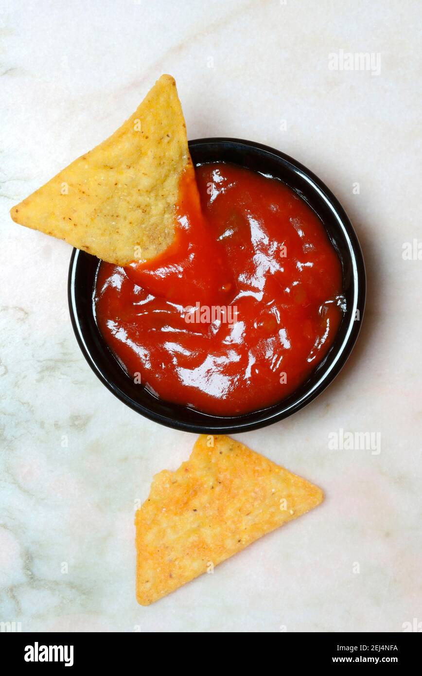 Nachos avec sauce tomate, en-cas, entrée, croustilles, chips, salsa, sauce trempée, sauce trempée, chips de maïs Banque D'Images