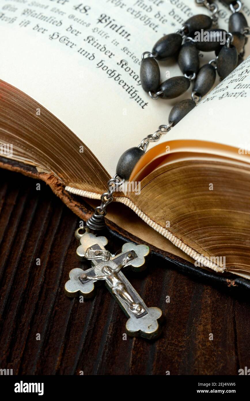 Chaîne de crucifix et de rosaire sur la bible, chaîne de rosaire Banque D'Images