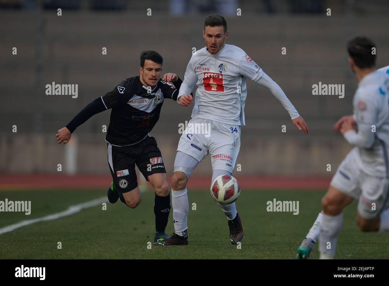 Lugano, Suisse. 21 février 2021. Silvan Sidler (#34 FC Luzern) et Adrian Guerrero (#3 FC Lugano) lors du match de la Super League suisse entre le FC Lugano et le FC Luzern au stade Cornaredo à Lugano, Suisse Credit: SPP Sport Press photo. /Alamy Live News Banque D'Images