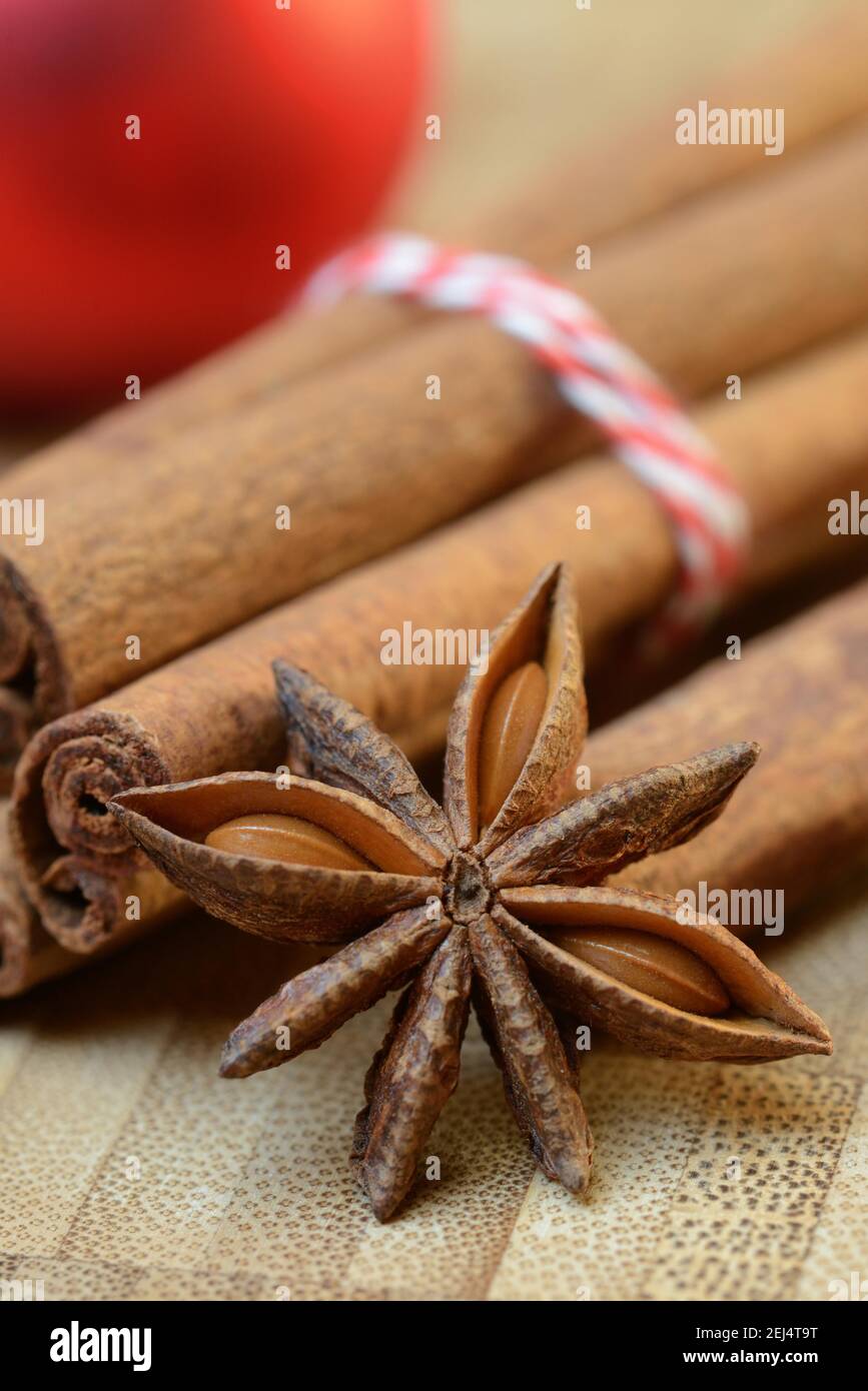 Cinnamonsticks et étoile ( Ilicium verum) anis avec boule d'arbre de Noël, , bâton, anis étoilé, anis Banque D'Images