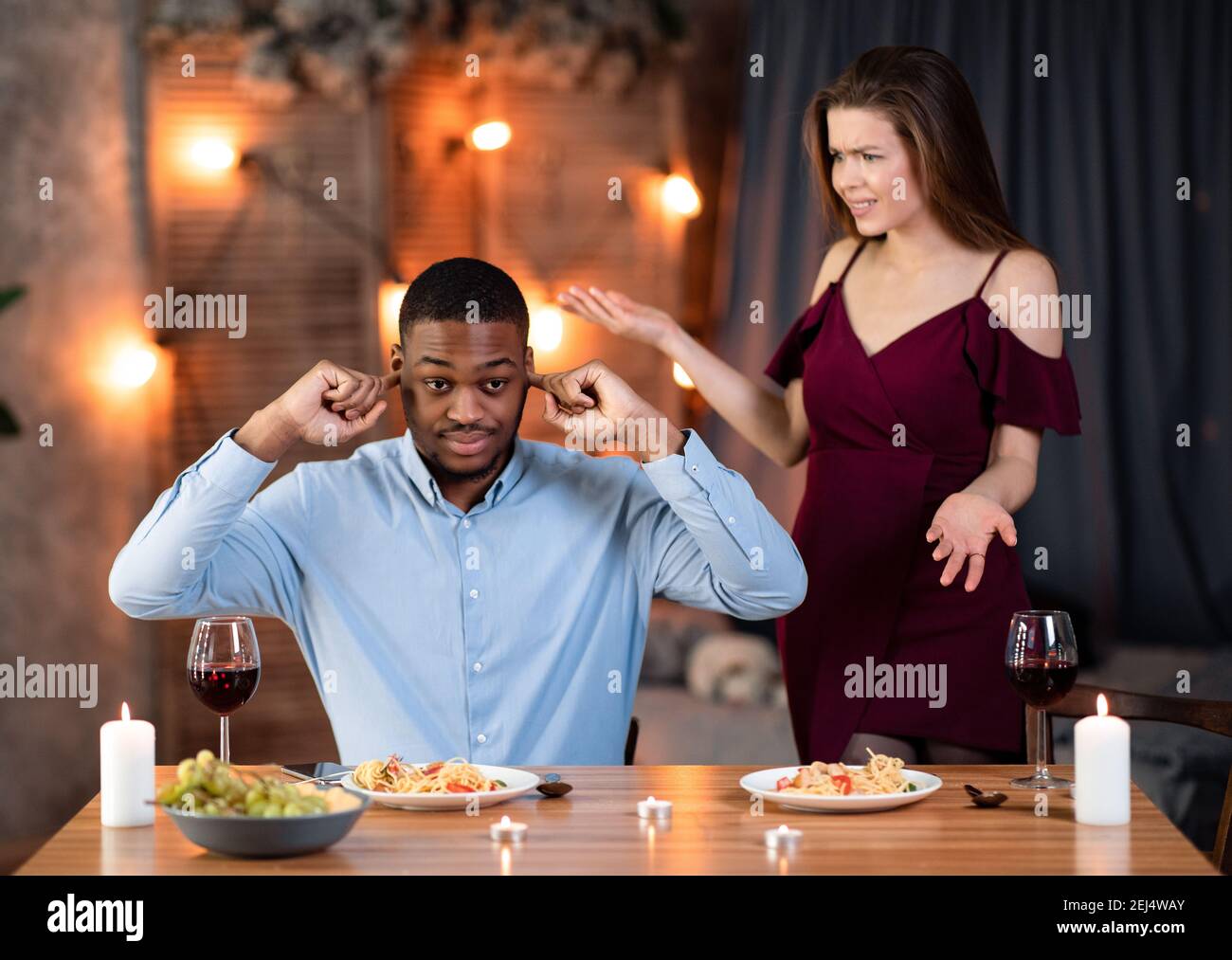 amateur interracial Le couple interracial argumentant. Jeunes amateurs de multicultural en  conflit pendant la date au restaurant Photo Stock - Alamy