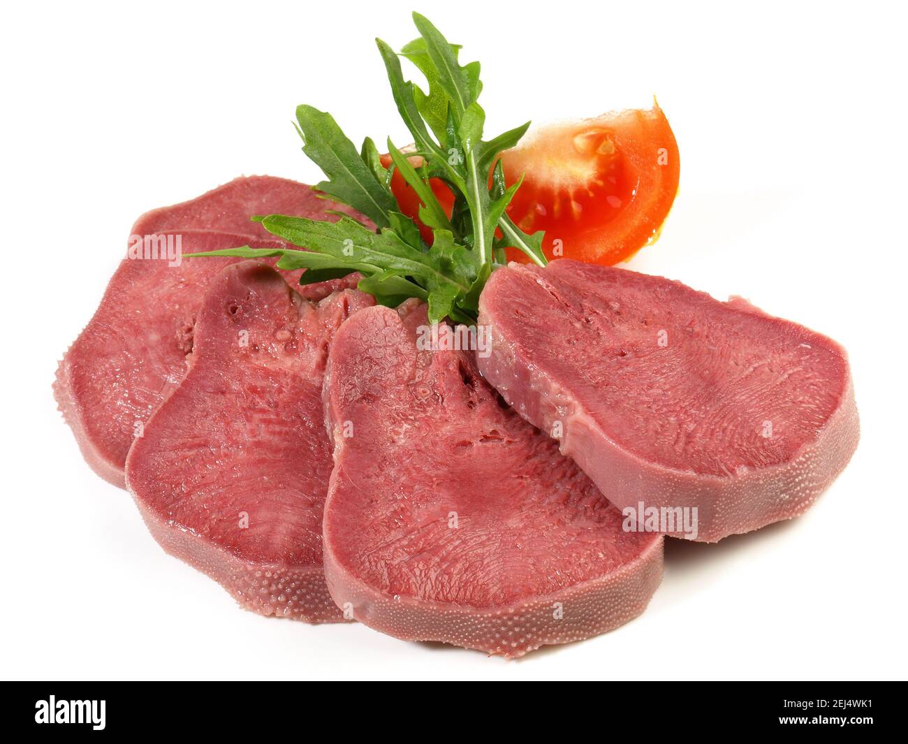 Tranches de viande de langue de veau cuit isolées sur fond blanc Banque D'Images