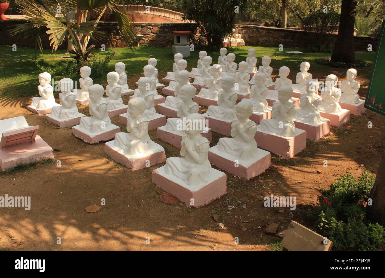 Prière pour la paix dans le jardin des cinq sens, New Delhi, Inde Banque D'Images