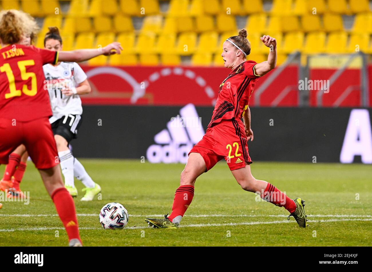 La Belgique Laura Deloose lutte pour le ballon lors d'un match de football amical entre l'équipe nationale belge les flammes rouges et l'Allemagne, dimanche 21 février Banque D'Images