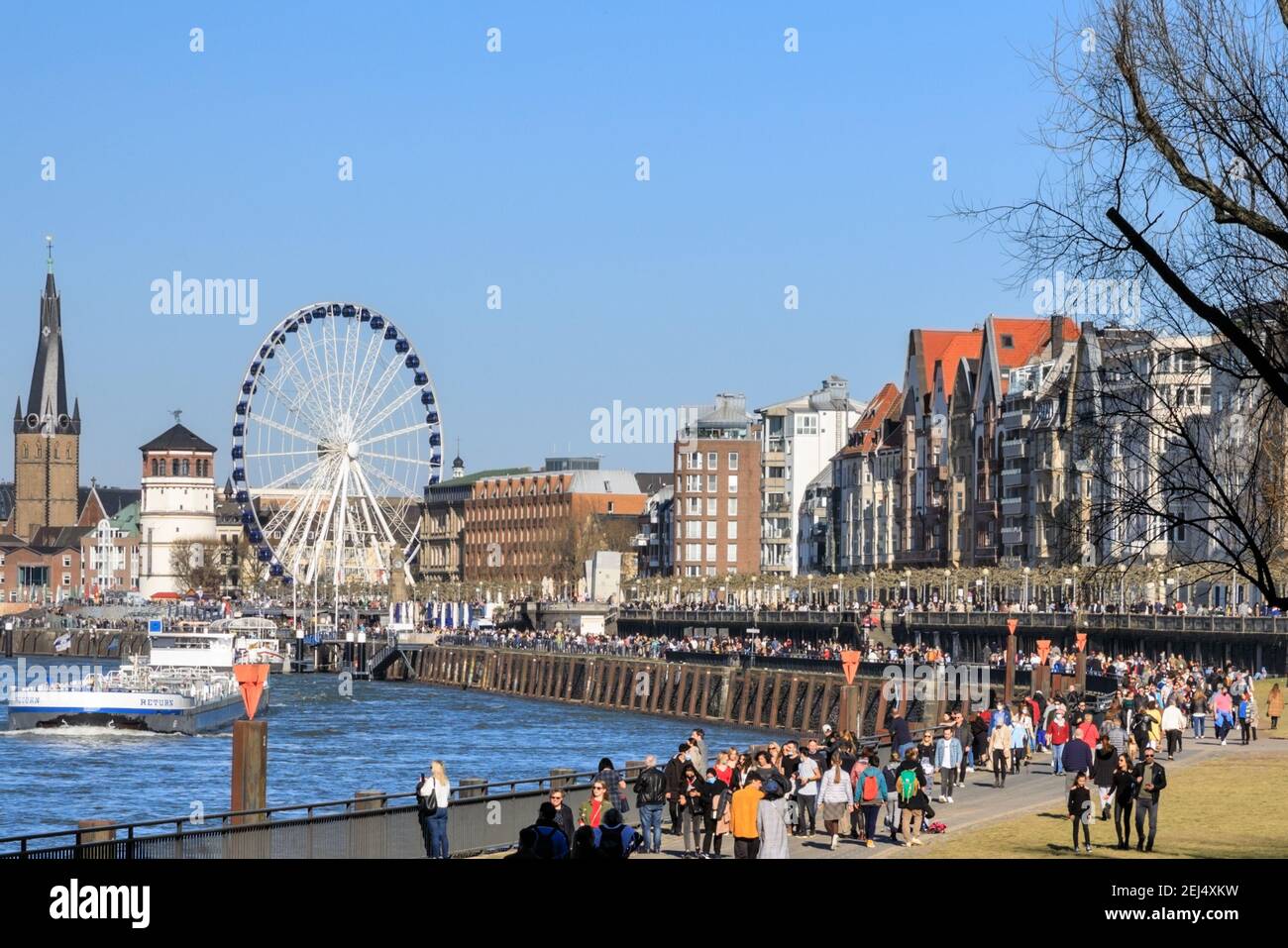 Düsseldorf, NRW, 2021. Les gens apprécient leur dimanche après-midi dans un beau soleil chaud avec des températures allant jusqu'à 18 degrés, se baladant le long du Rhin à Düsseldorf, la capitale de l'État le plus peuplé d'Allemagne de Rhénanie-du-Nord-Westphalie. Credit: Imagetraceur/Alamy Live News Banque D'Images