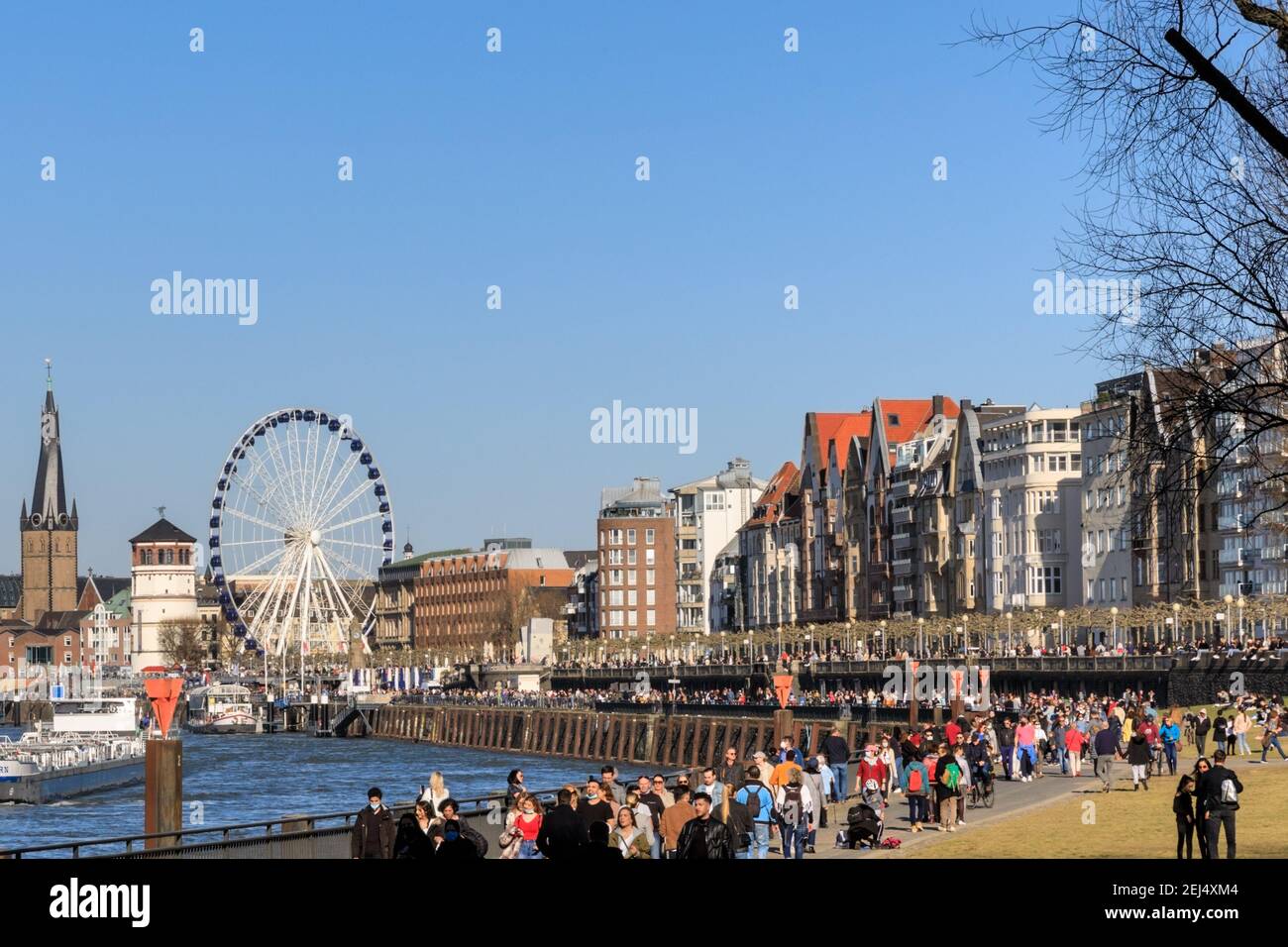 Düsseldorf, NRW, 2021. Les gens apprécient leur dimanche après-midi dans un beau soleil chaud avec des températures allant jusqu'à 18 degrés, se baladant le long du Rhin à Düsseldorf, la capitale de l'État le plus peuplé d'Allemagne de Rhénanie-du-Nord-Westphalie. Credit: Imagetraceur/Alamy Live News Banque D'Images
