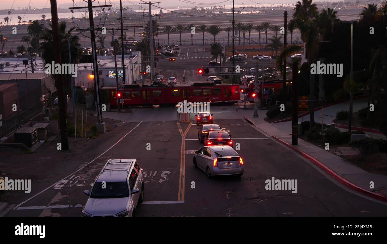 SAN DIEGO, CALIFORNIE, États-Unis - 15 JANVIER 2020 : passage à niveau près de l'aéroport international Lindbergh Field. Tramway et piste de chemin de fer au coucher du soleil. Chariot MTS Banque D'Images