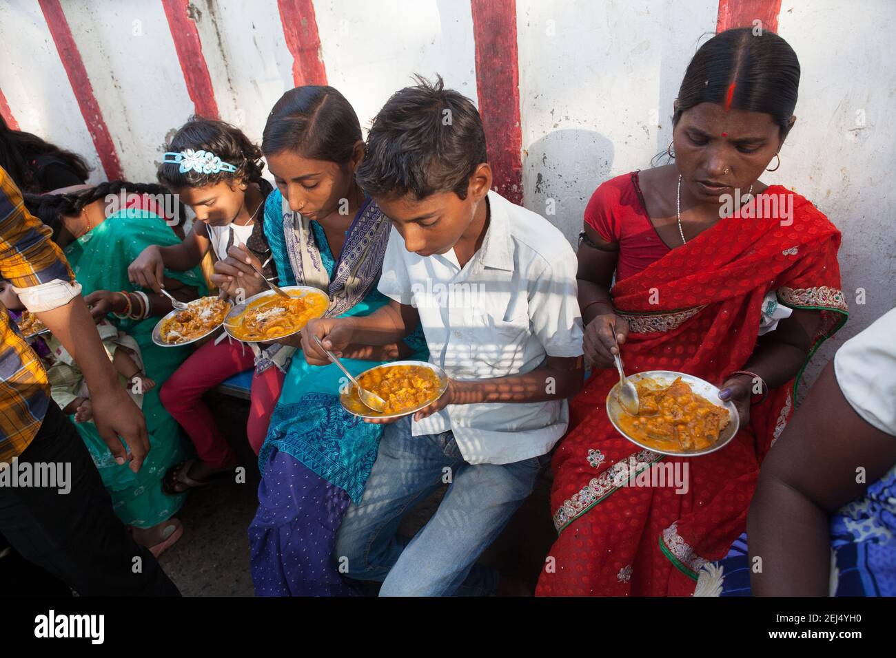 Une famille mange un repas végétarien dans un restaurant à Bodhgaya, Bihar, Inde Banque D'Images