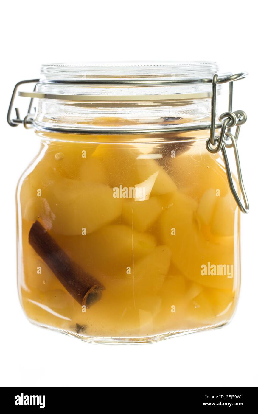 compote de pommes maison fraîche isolée sur fond blanc Banque D'Images