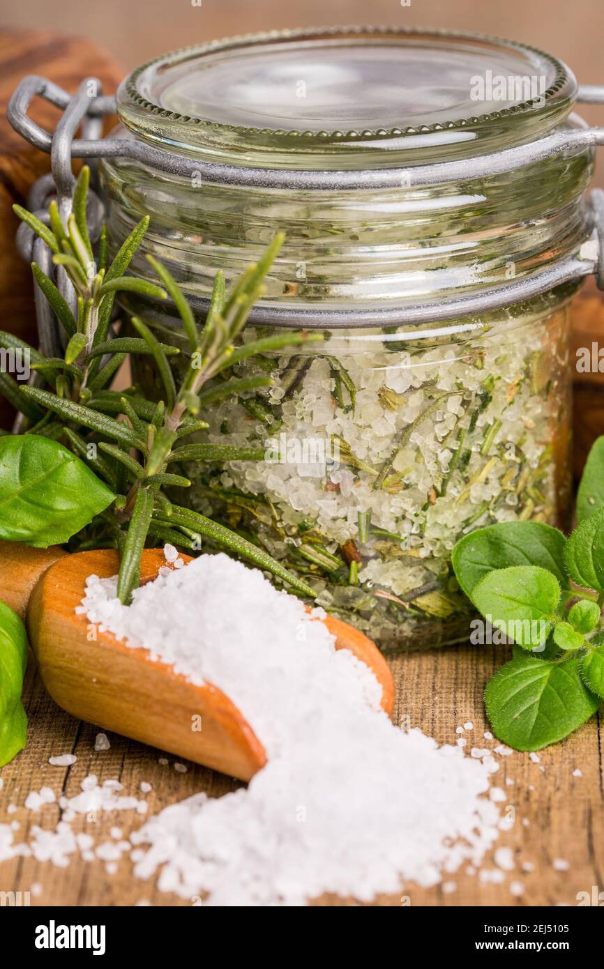 Extrait de sel aux herbes avec ingrédients sur bois Banque D'Images