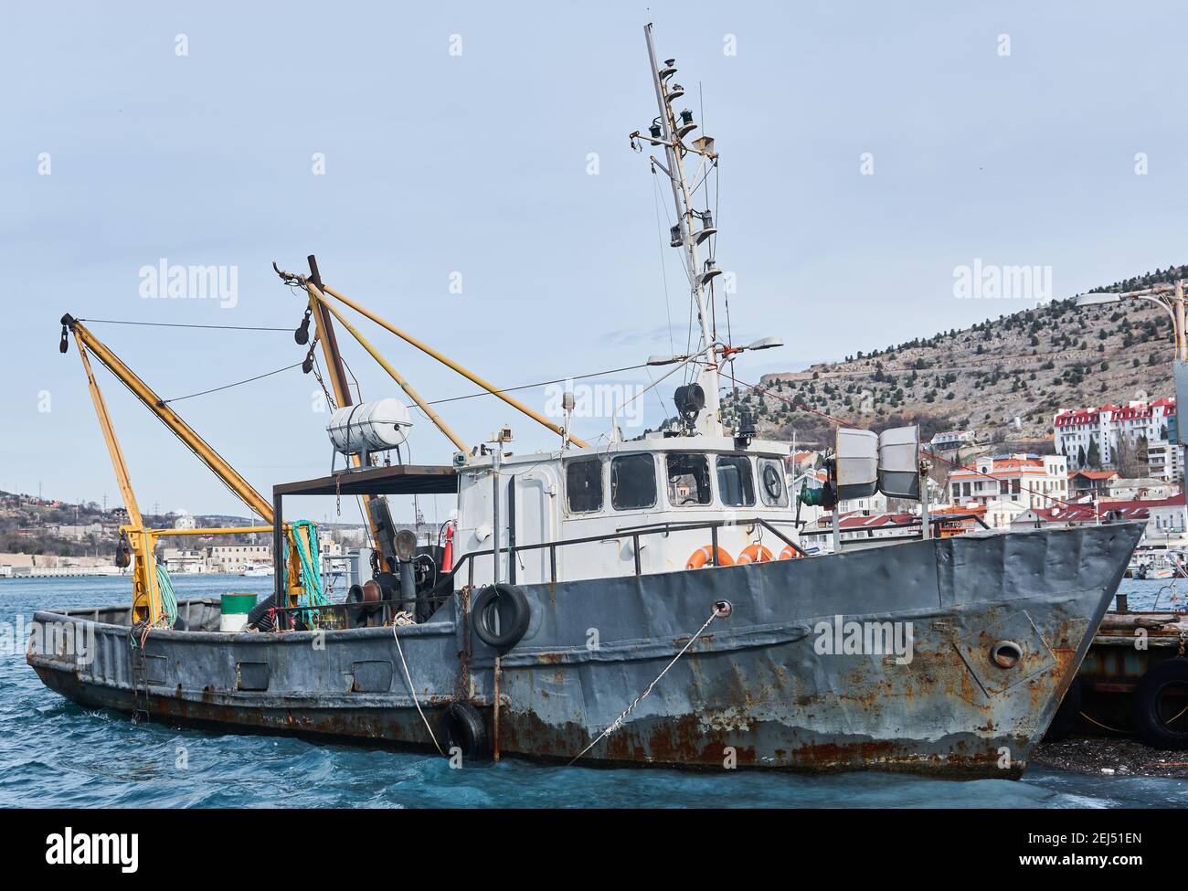 petit vieux bateau de pêche amarré dans le port Banque D'Images