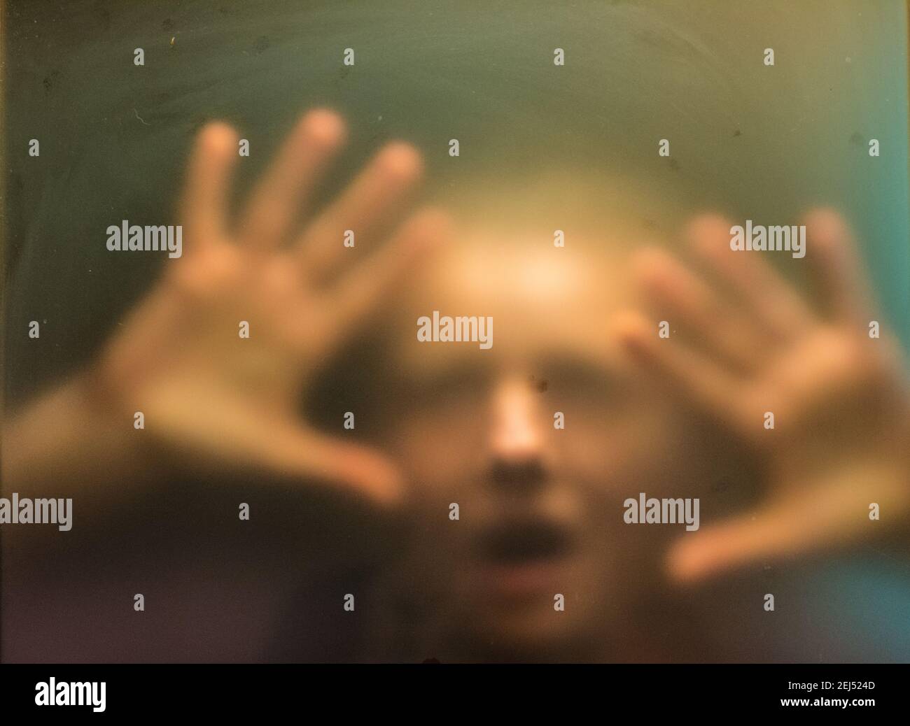 Tableau effrayant des mains derrière le verre Banque D'Images