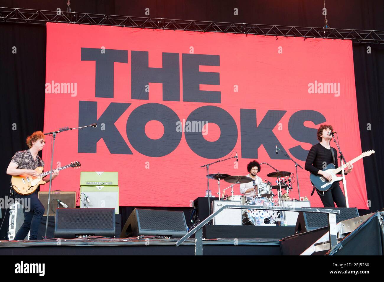 Les Kooks se réalisent en direct le 3 jour du Festival de l'île de Wight 2017, parc Seaclose, île de Wight. Date de la photo: Samedi 10 juin 2017. Le crédit photo devrait se lire: © DavidJensen Banque D'Images