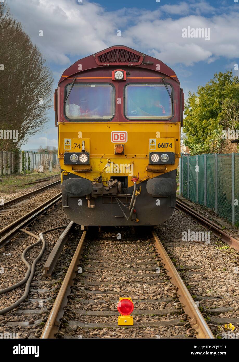 DB Cargo UK classe 66 Diesel train stationnaire près de la gare de Warblington. Banque D'Images