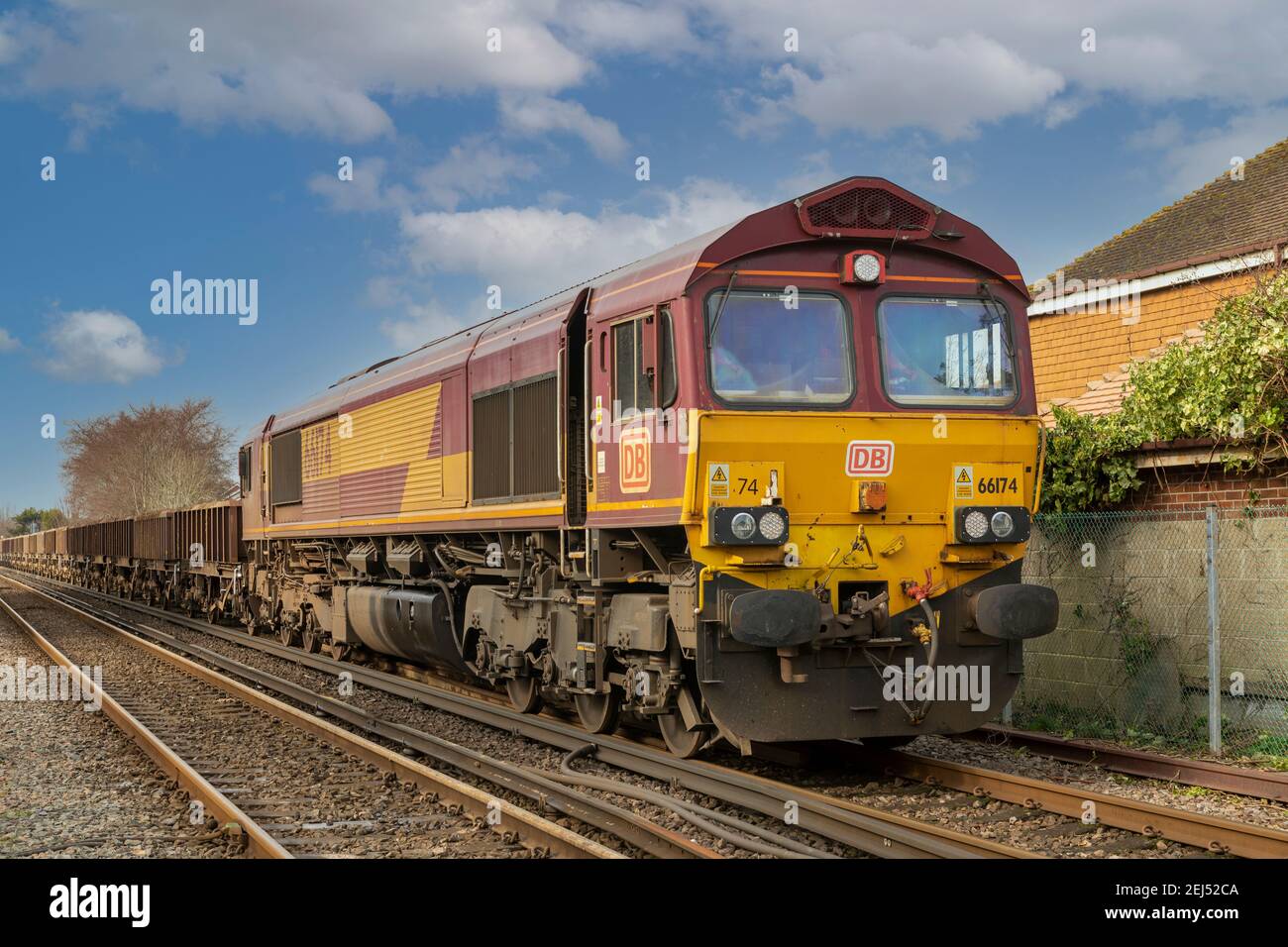 DB Cargo UK classe 66 Diesel train stationnaire près de la gare de Warblington. Banque D'Images