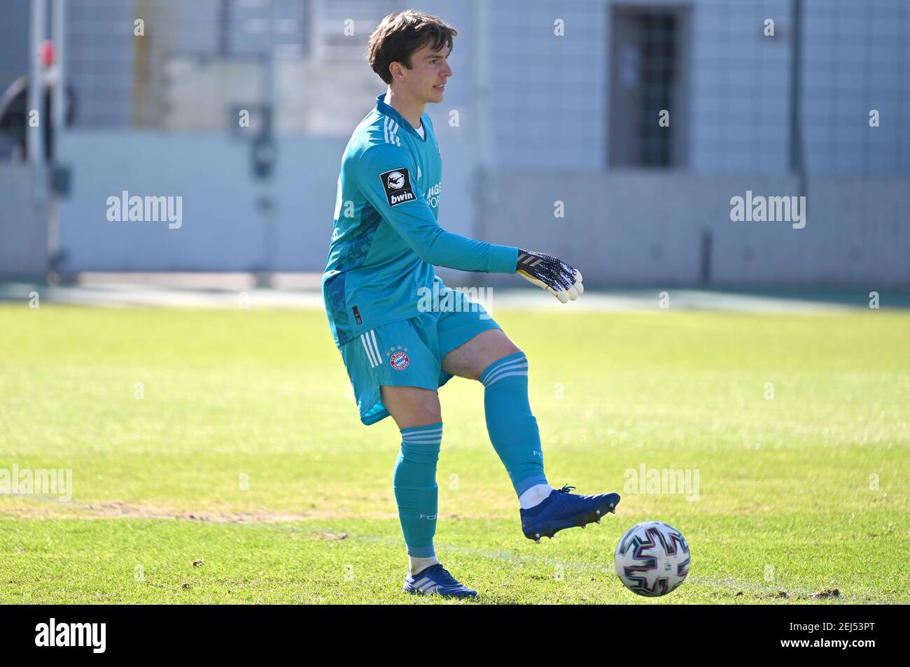 Munich, Allemagne. 21 février 2021. Lukas SCHNELLER (goalwart FCB), action, simple action, image, découpe, Tir de corps entier, de figure entière de football 3ème ligue, Liga3, FC Bayern Munich II - Viktoria Koeln 0-1, le 02/21/2021 à Muenchen GRUENWALDER STADION. LES RÉGLEMENTATIONS DFL INTERDISENT TOUTE UTILISATION DE PHOTOGRAPHIES COMME SÉQUENCES D'IMAGES ET/OU QUASI-VIDÉO. | utilisation dans le monde crédit: dpa/Alay Live News Banque D'Images