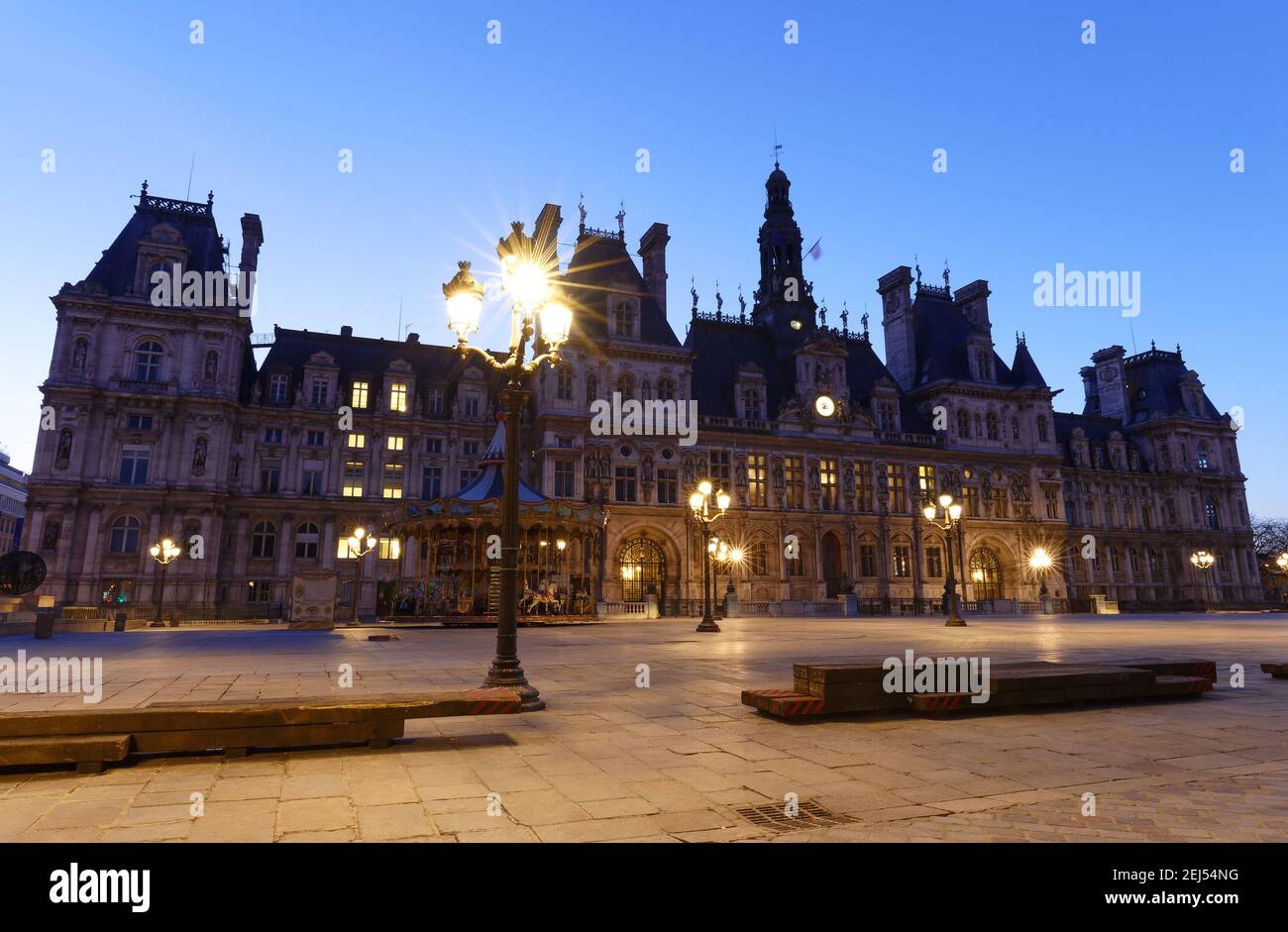 Hôtel de ville à Paris la nuit - bâtiment abritant l'administration de la ville de Paris. France Banque D'Images