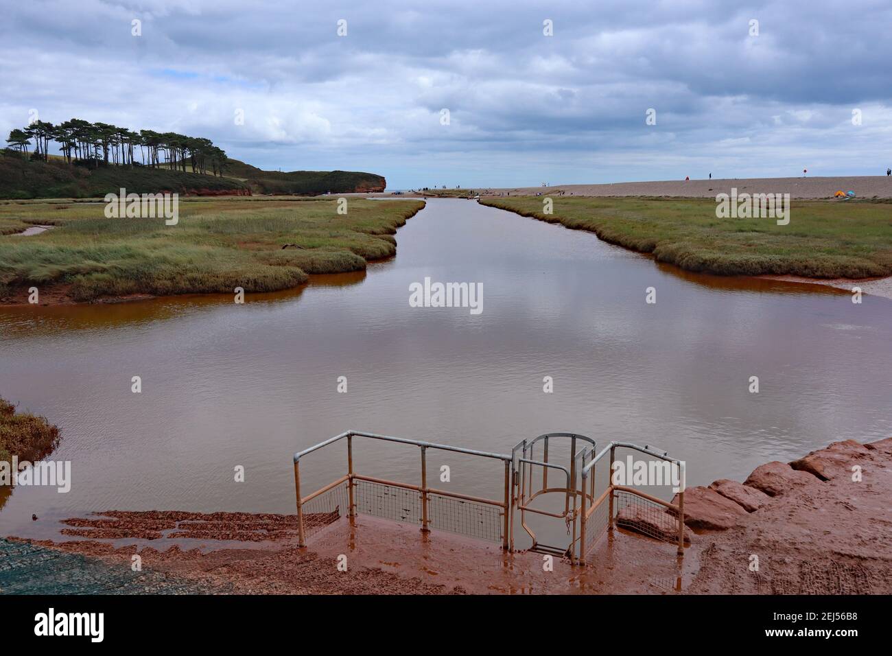 La rivière Otter, marron et sinueuse, qui traverse la plaine inondable et la réserve naturelle de Budleigh Salterton, Devon, avant qu'elle ne pénètre dans la mer. Banque D'Images