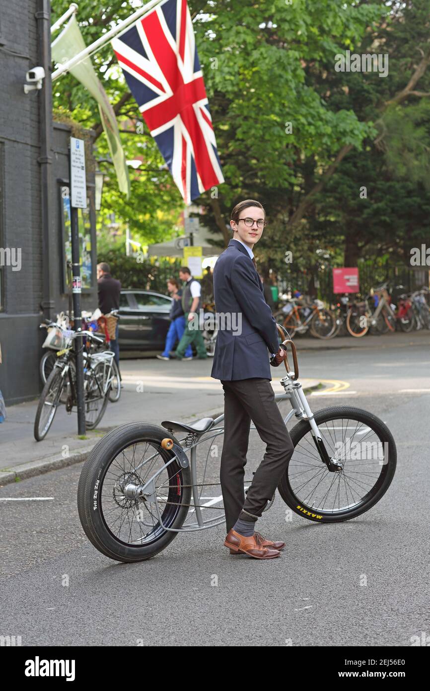 Jeune homme poussant le vélo personnalisé lowrider Banque D'Images