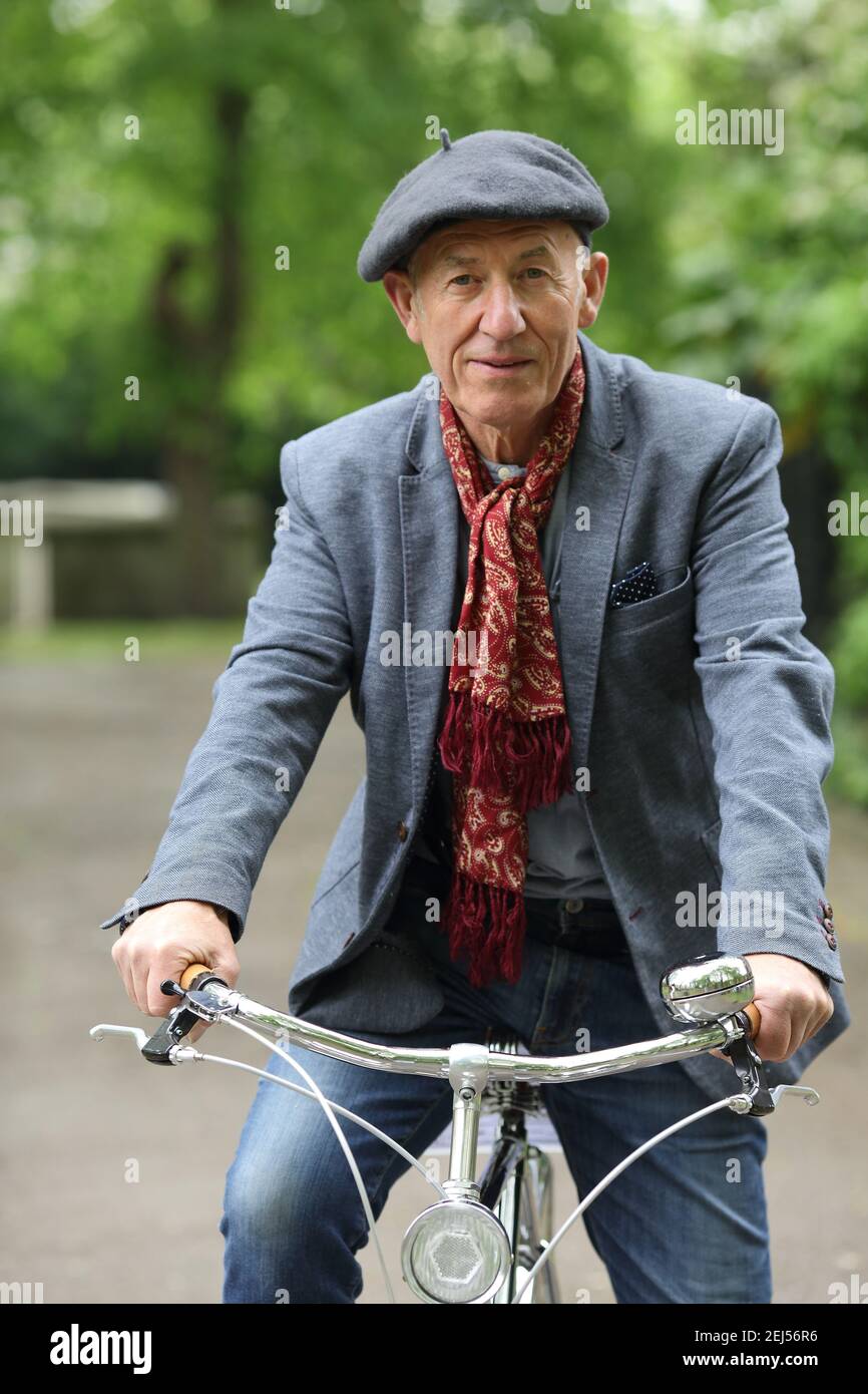 Portrait d'un cycliste senior Banque D'Images